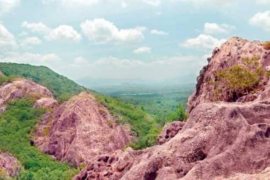 Montaña de cuarzo rosa Jathika Namal Uyana
