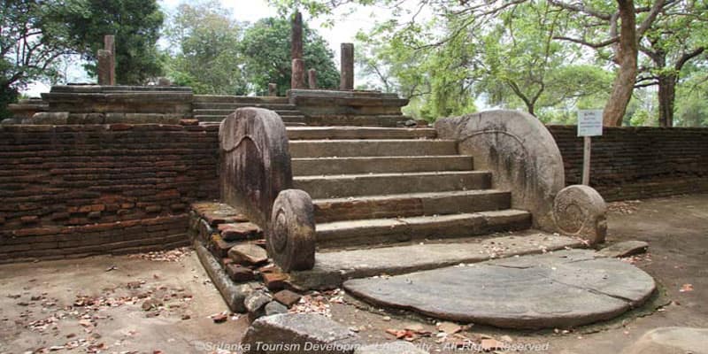 Ruinas de Senanigala o Henanigala Panchawasa Raja Maha Viharaya